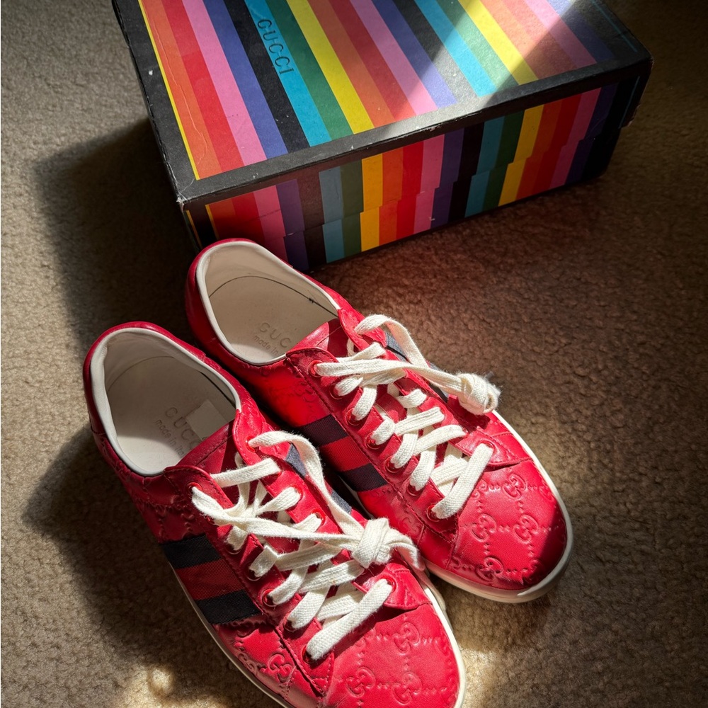 Gucci embossed leather low top sneakers - Size 10